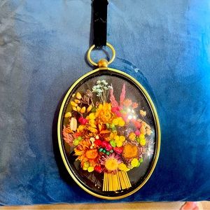 Beautiful dried flower, oval hanging decor.